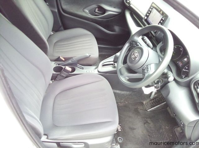 2022 Toyota Yaris HYBRID X pictures