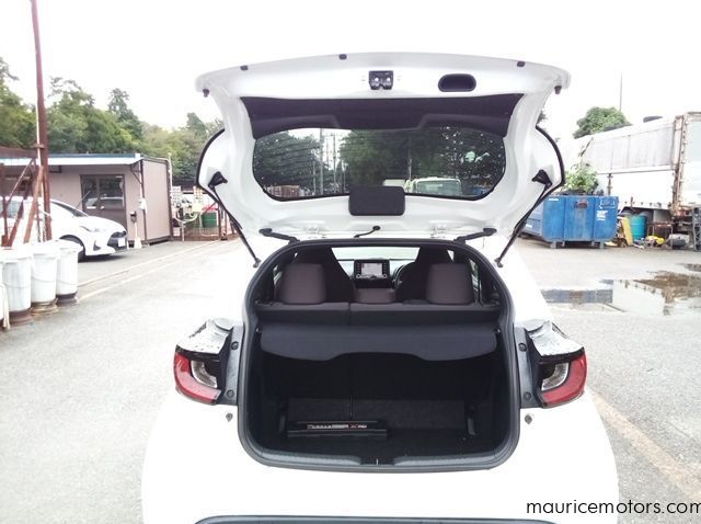 2022 Toyota Yaris HYBRID X pictures