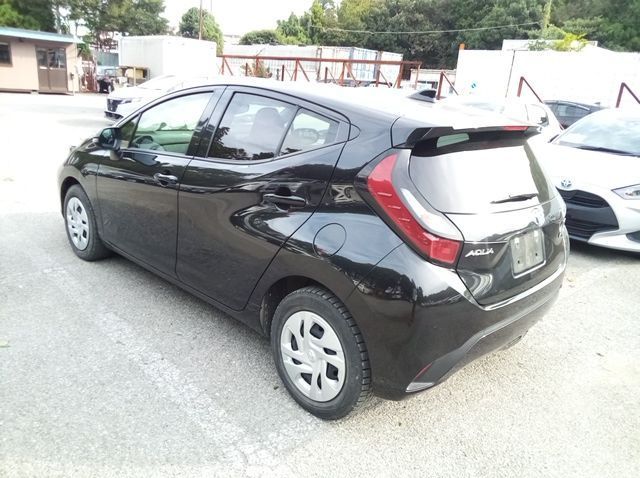 2022 Toyota Aqua X pictures