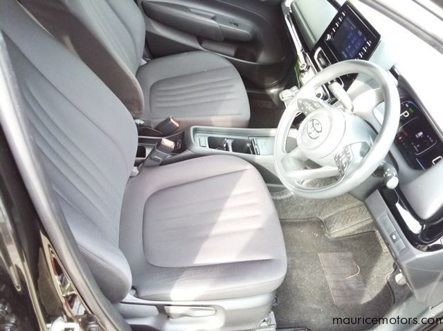 2022 Toyota Aqua X pictures