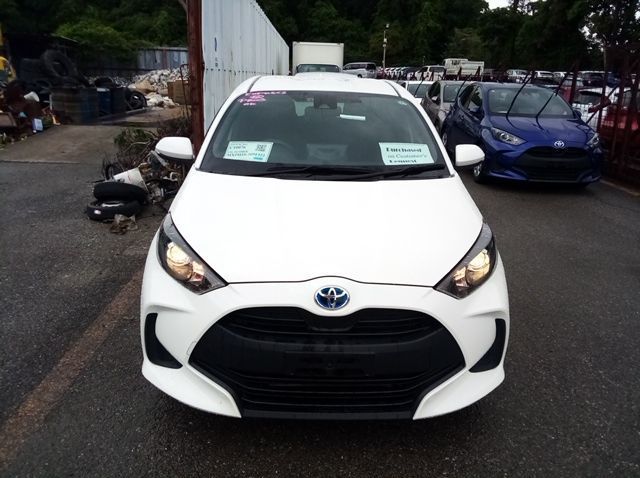 2022 Toyota Yaris HYBRID X pictures