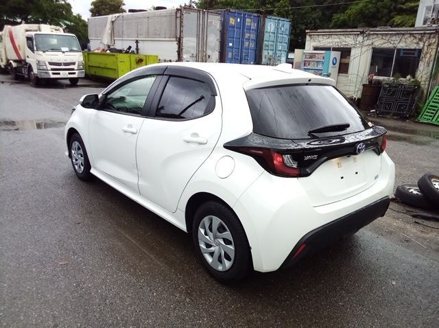 2022 Toyota Yaris HYBRID X pictures