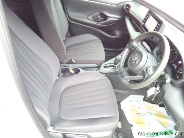 2022 Toyota Yaris HYBRID X pictures