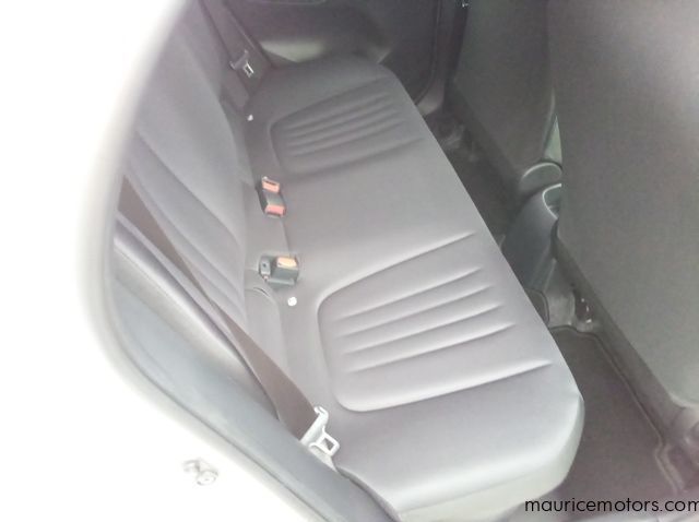 2022 Toyota Yaris HYBRID X pictures