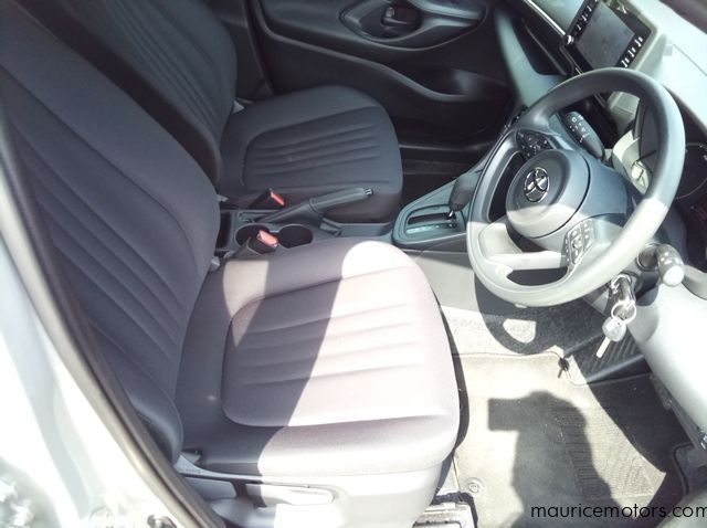 2022 Toyota Yaris HYBRID X pictures