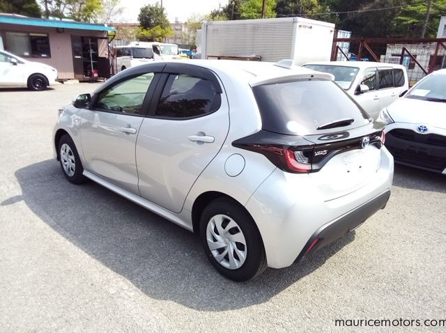2022 Toyota Yaris HYBRID X pictures