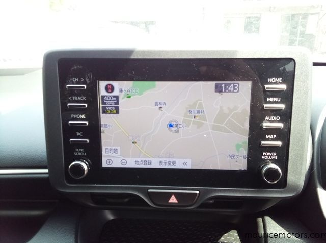 2022 Toyota Yaris HYBRID X pictures