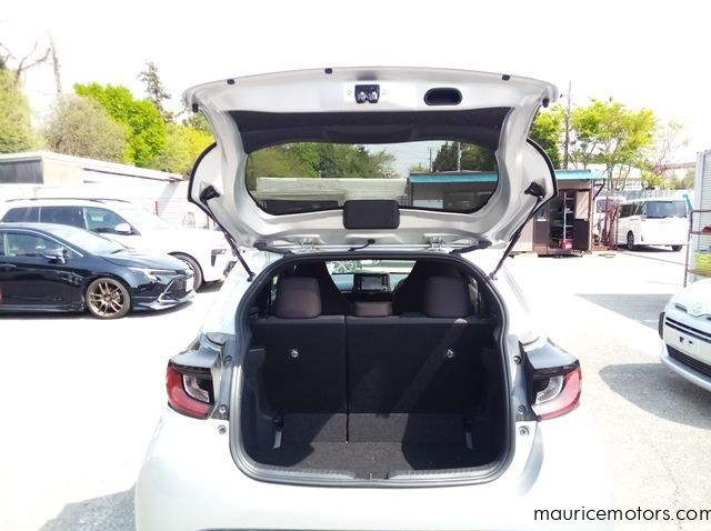 2022 Toyota Yaris HYBRID X pictures