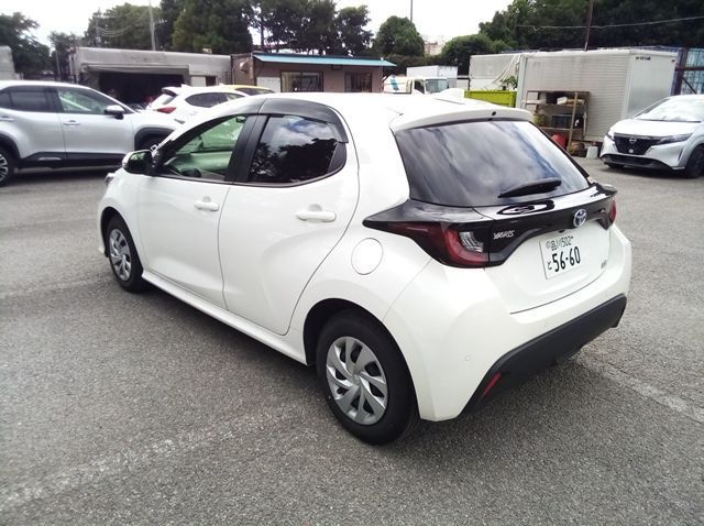 2022 Toyota Yaris HYBRID X pictures
