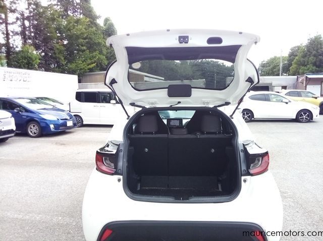 2022 Toyota Yaris HYBRID X pictures