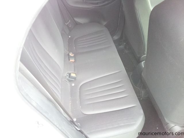 2022 Toyota Yaris HYBRID X pictures