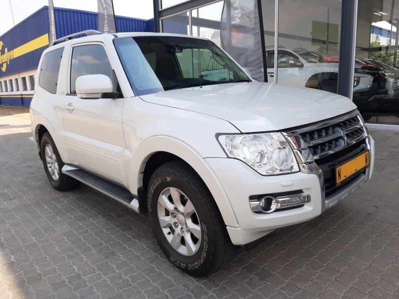 2015 Mitsubishi PAJERO 3.2 SHORT WHEEL BASE for sale 72 000 Km Automatic transmission AMH