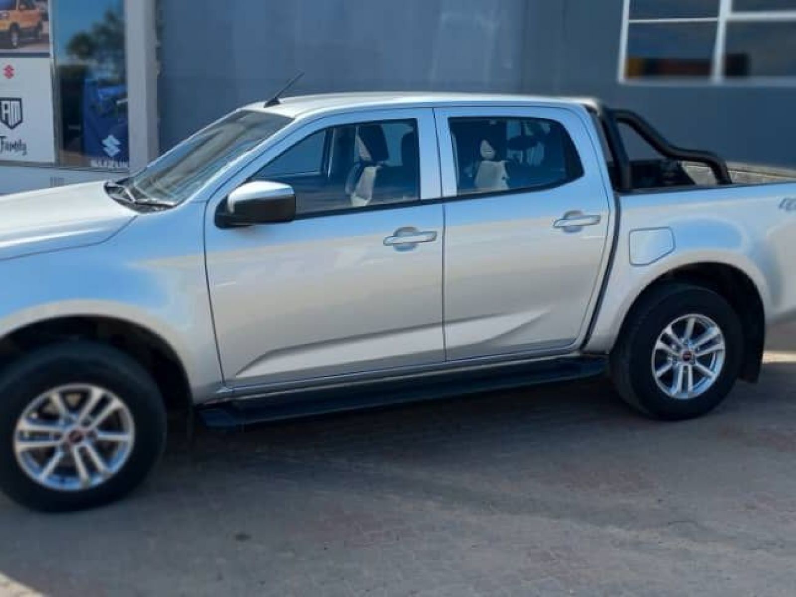 2023 Isuzu D-MAX 3.0 LS 4X4 AT D/C photo