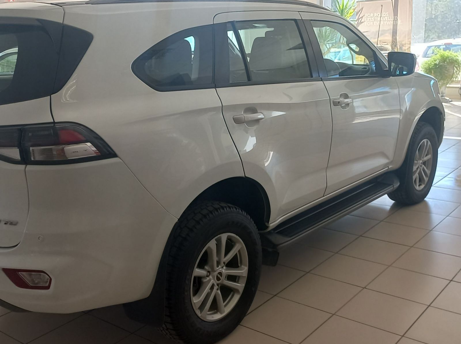 2022 Isuzu MU-X 3.0 4X4 LS AT pictures
