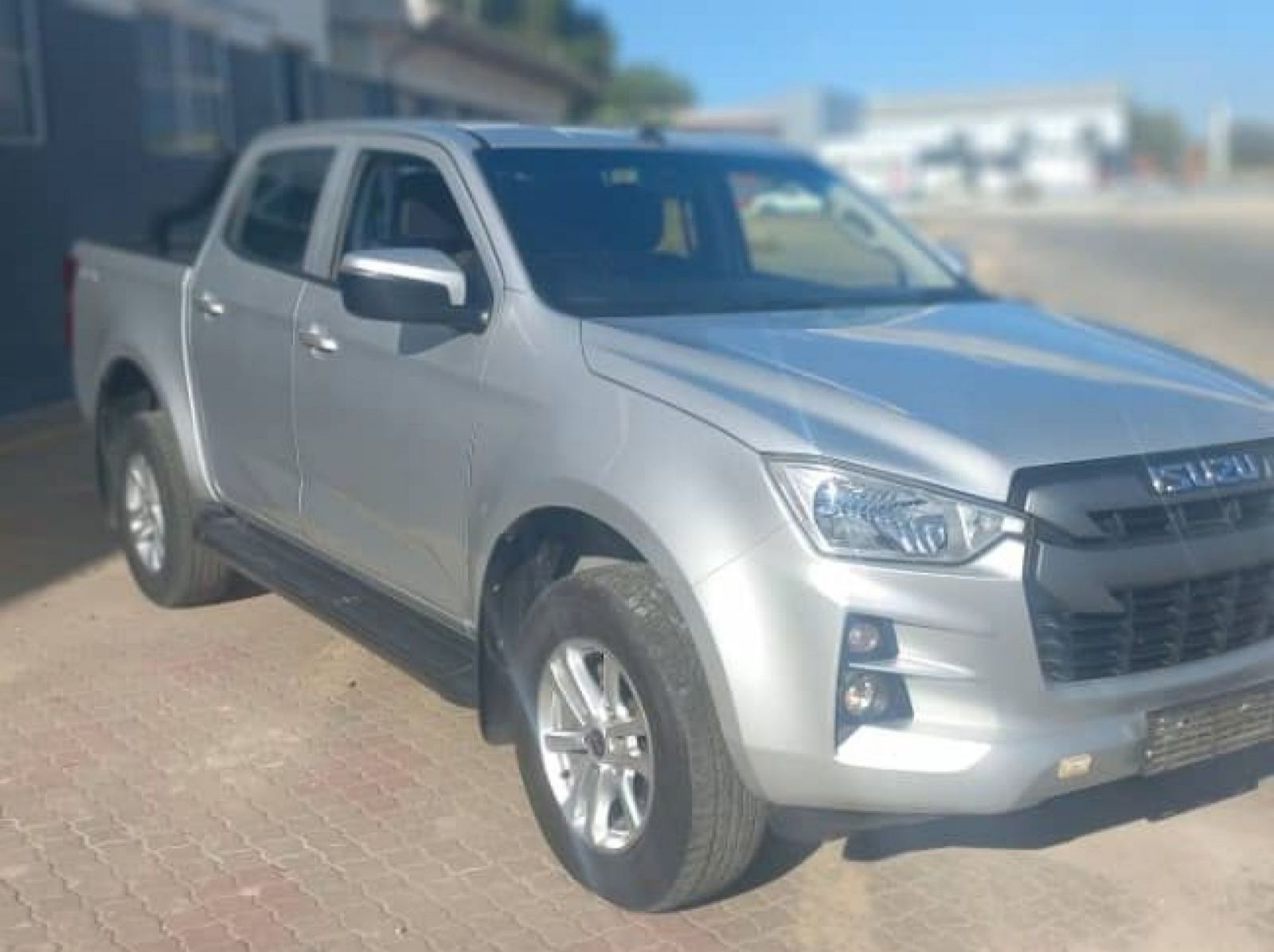 2023 Isuzu D-MAX 3.0 LS 4X4 AT D/C pictures