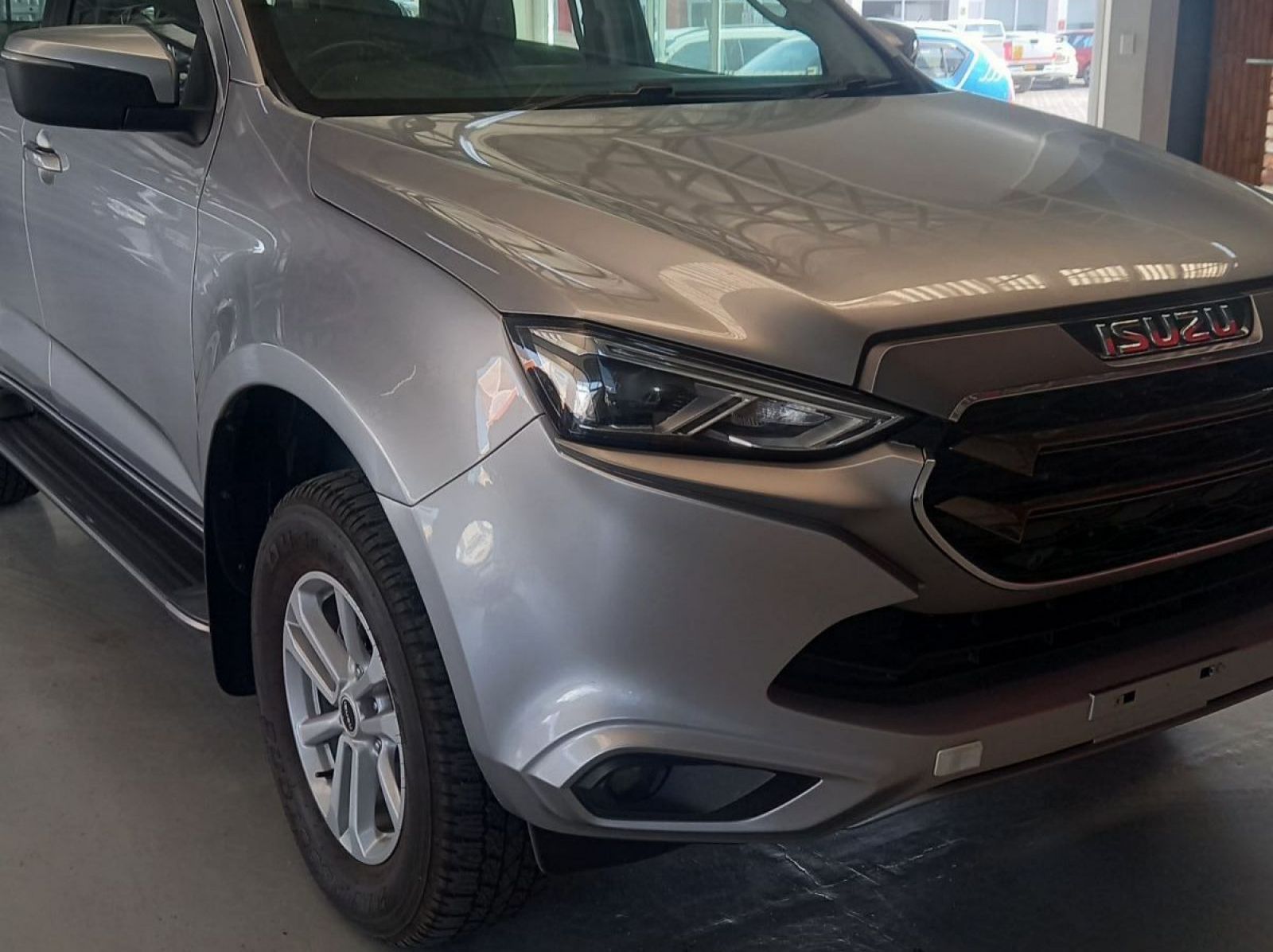 2023 Isuzu MU-X pictures