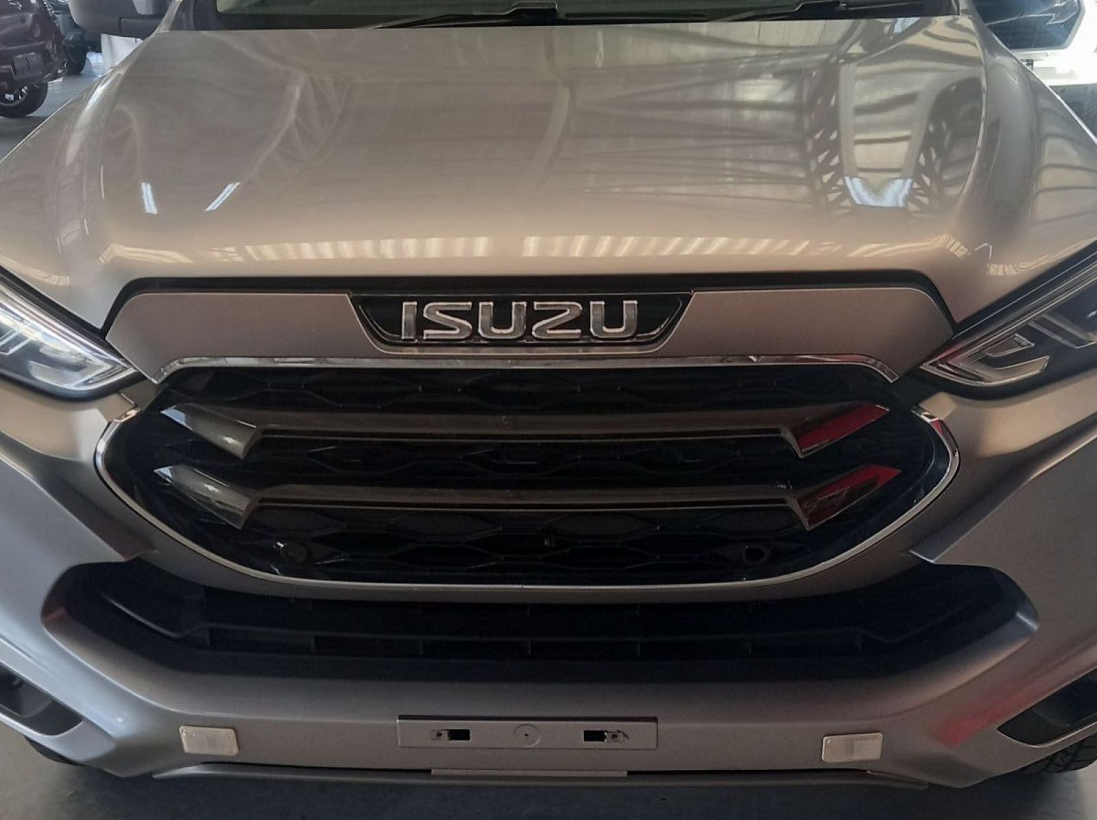 2023 Isuzu MU-X pictures