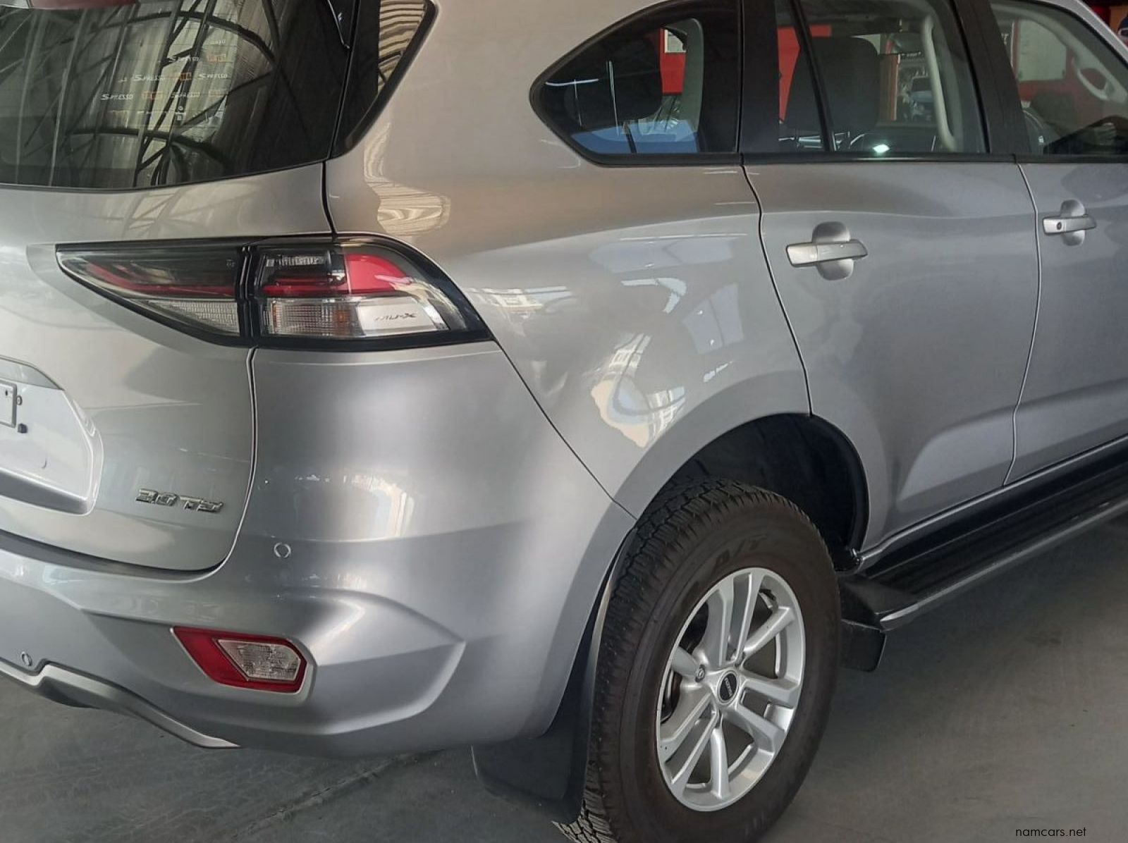 2023 Isuzu MU-X pictures