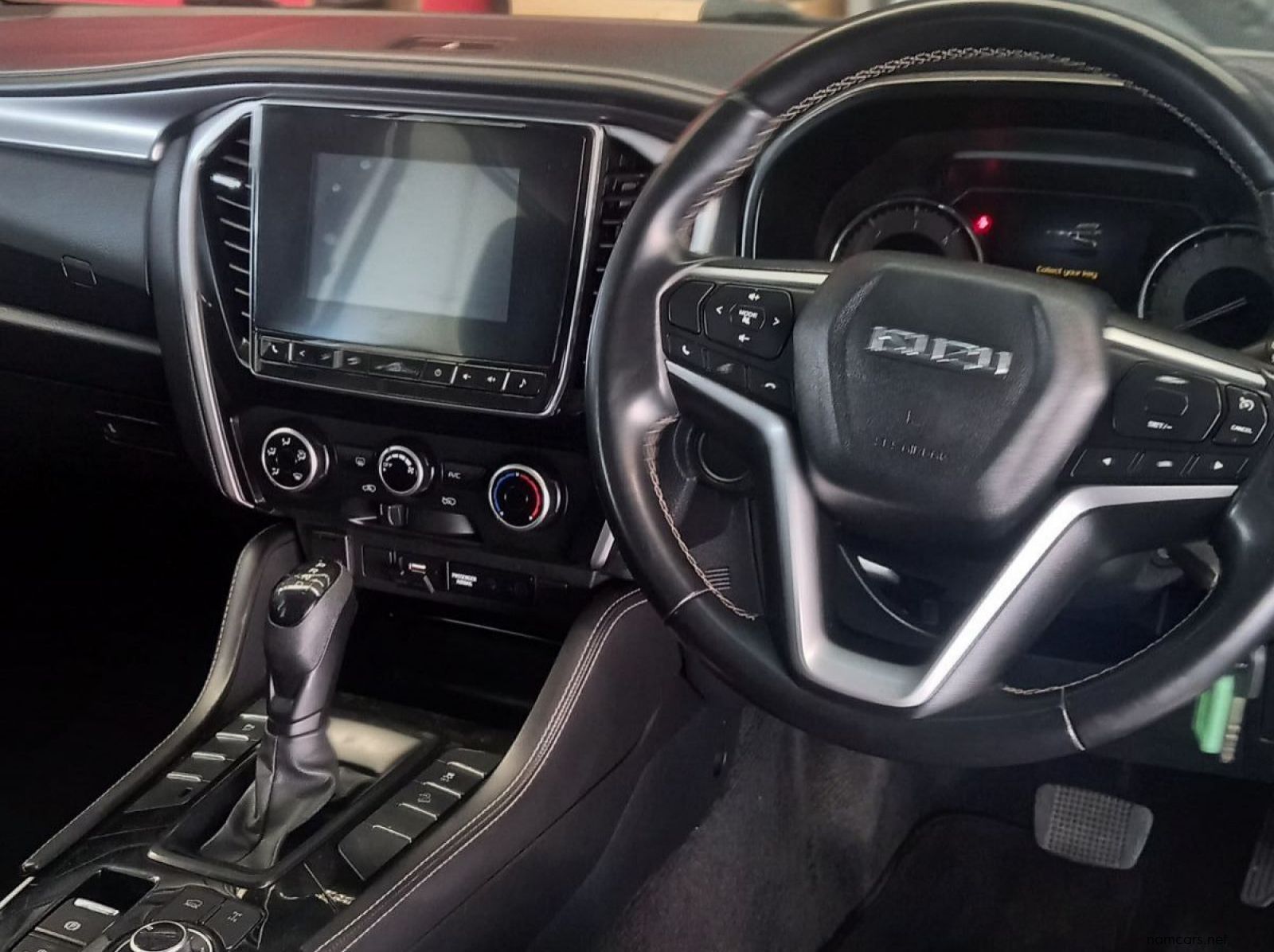 2023 Isuzu MU-X pictures