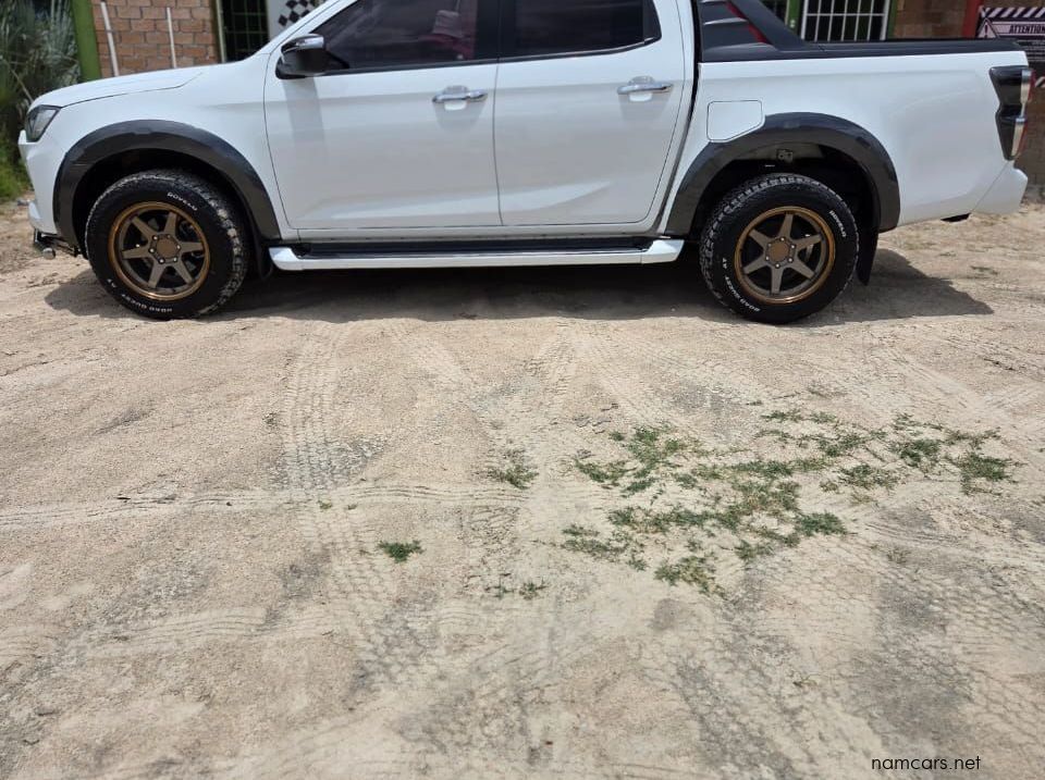 2022 Isuzu D-Max LSE pictures