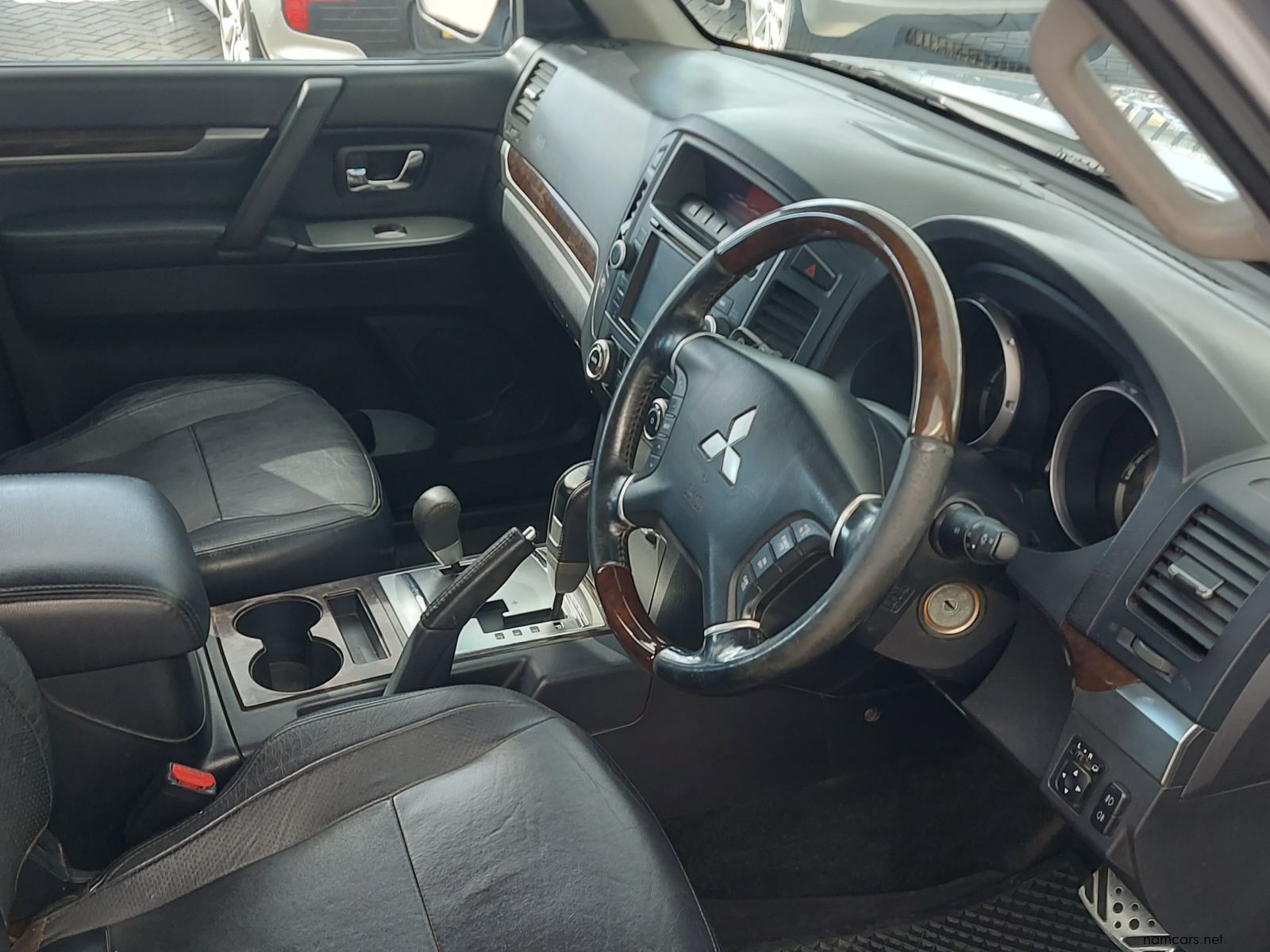 2011 Mitsubishi Pajero GLS photo