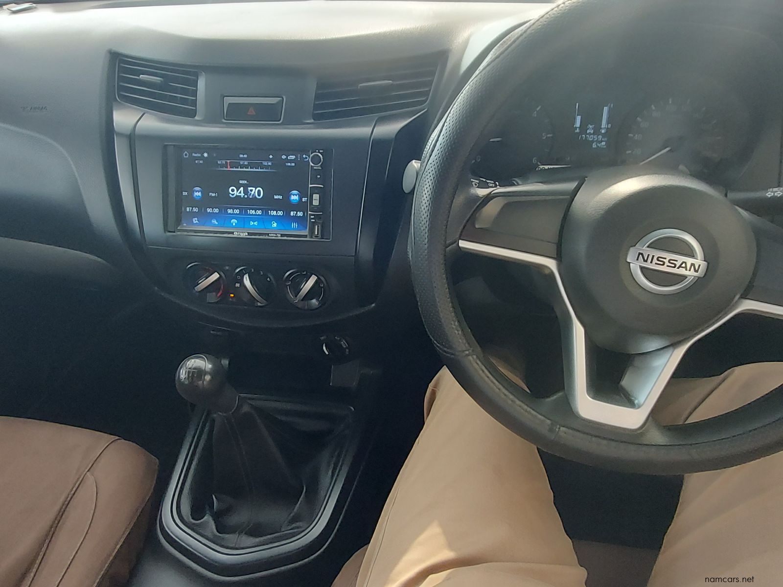 2022 Nissan Navara XE photo