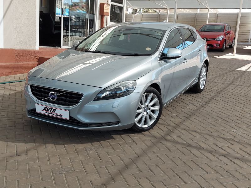 Volvo V40 D2 Excel in Namibia