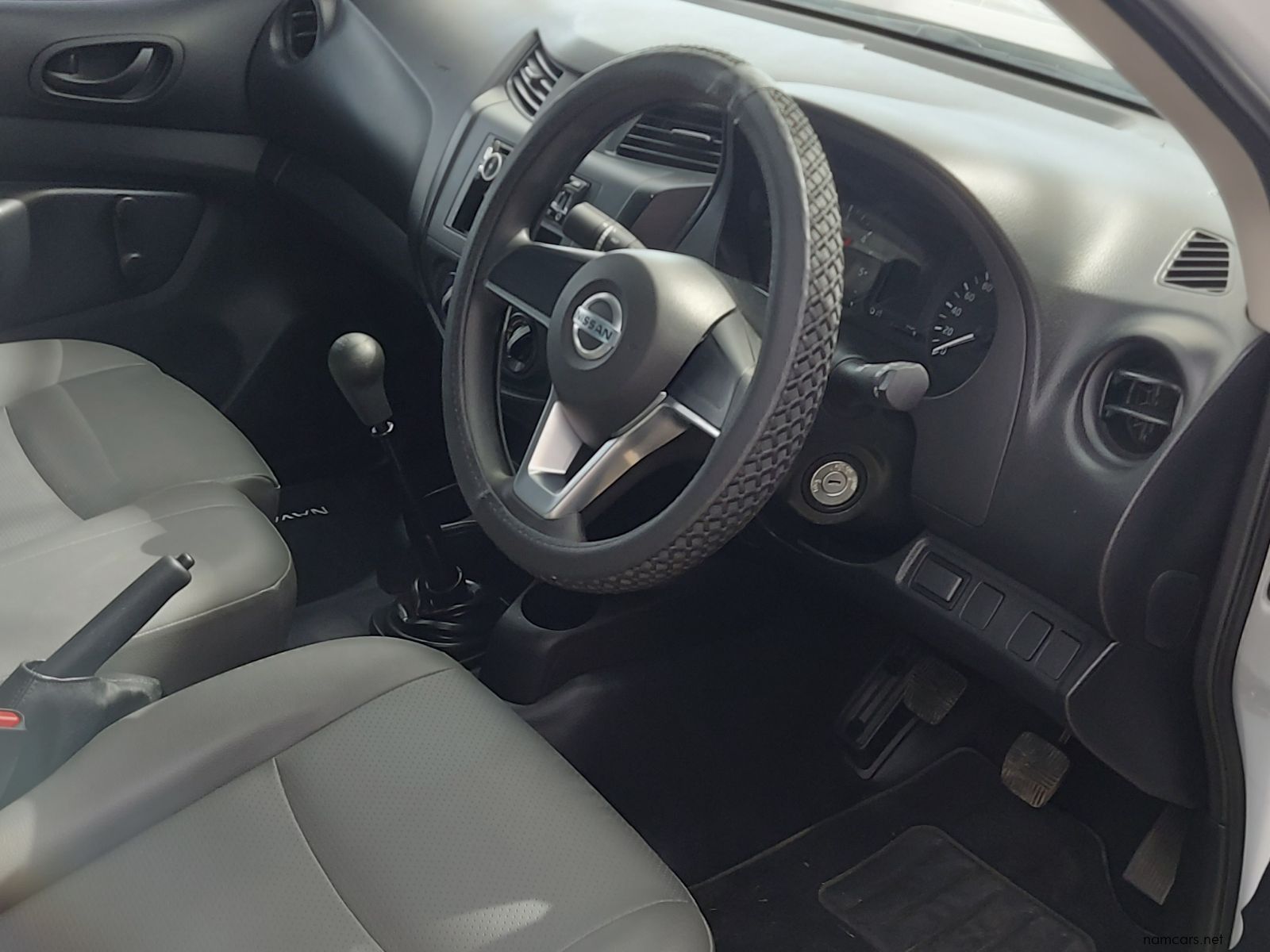 2024 Nissan Navara LE photo