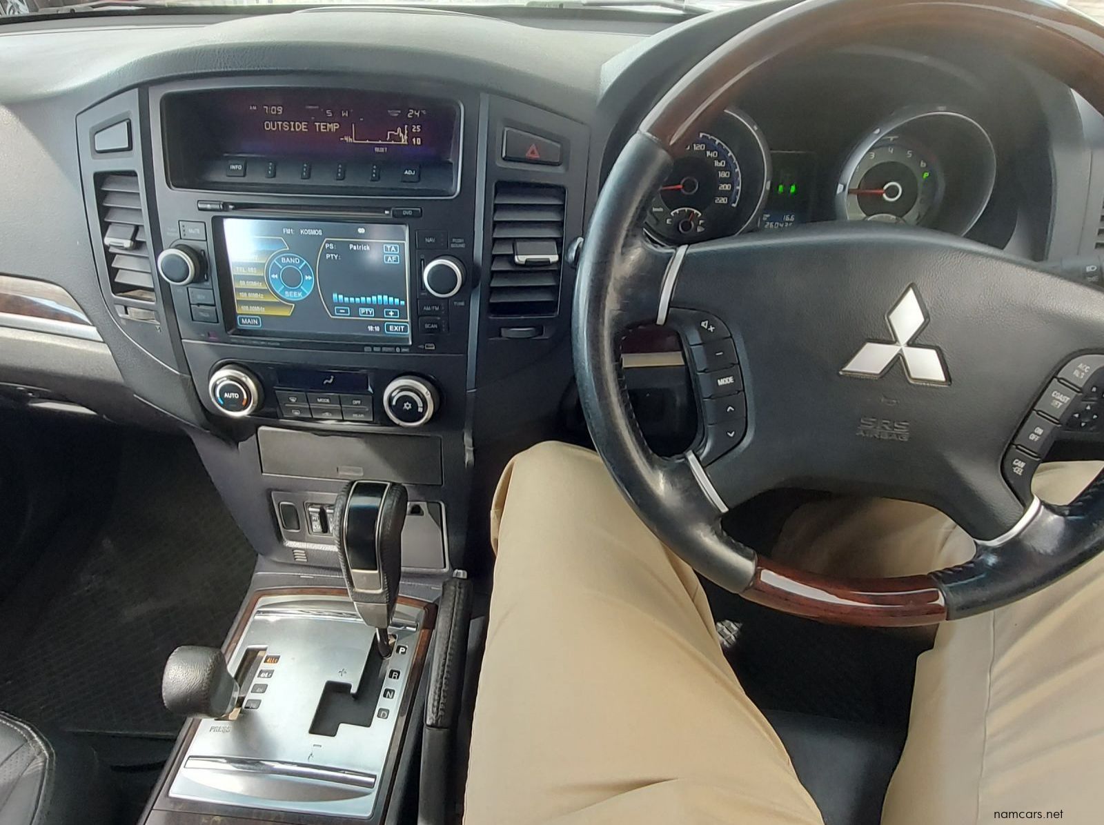 2011 Mitsubishi Pajero GLS pictures