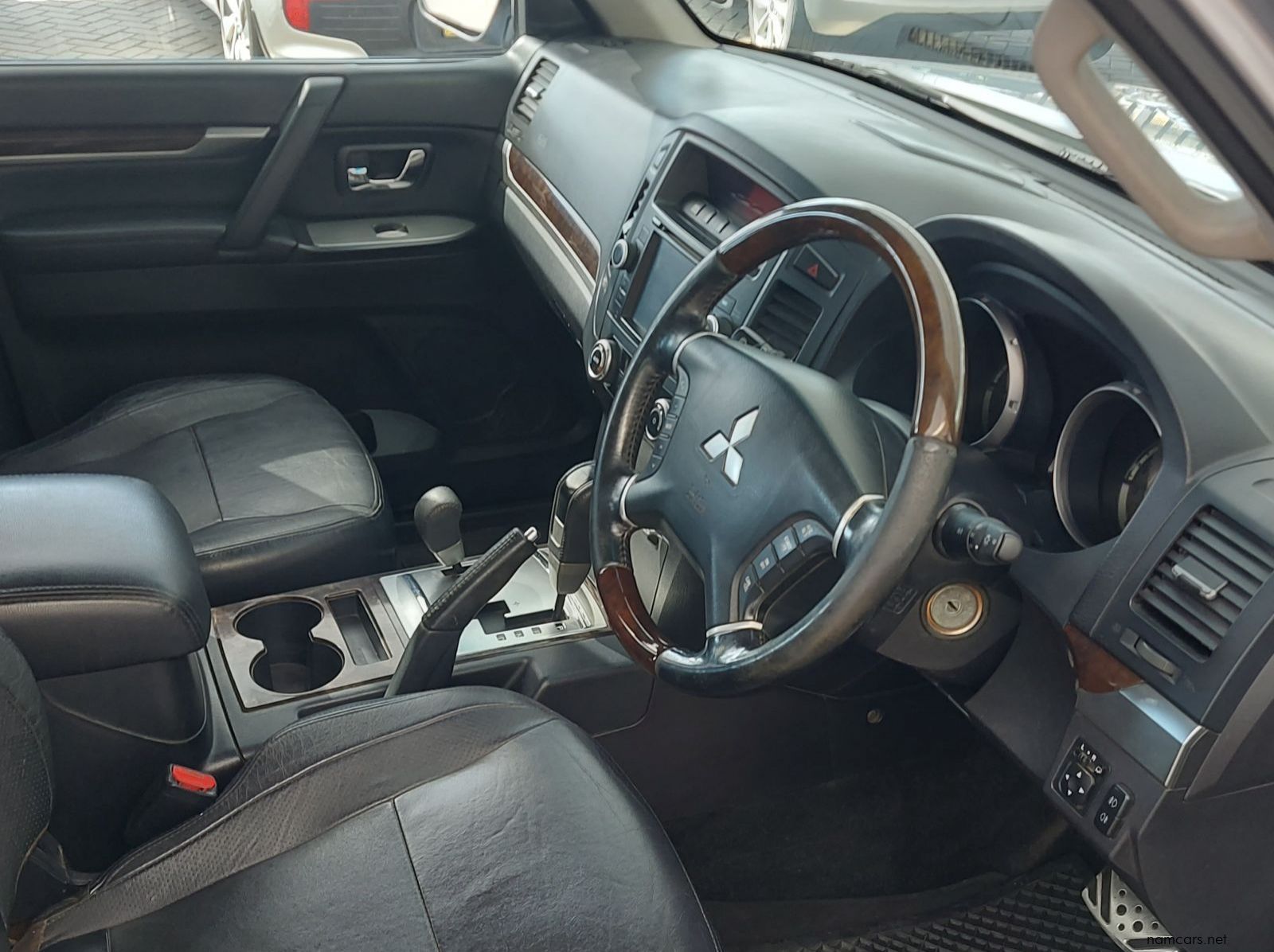 2011 Mitsubishi Pajero GLS pictures