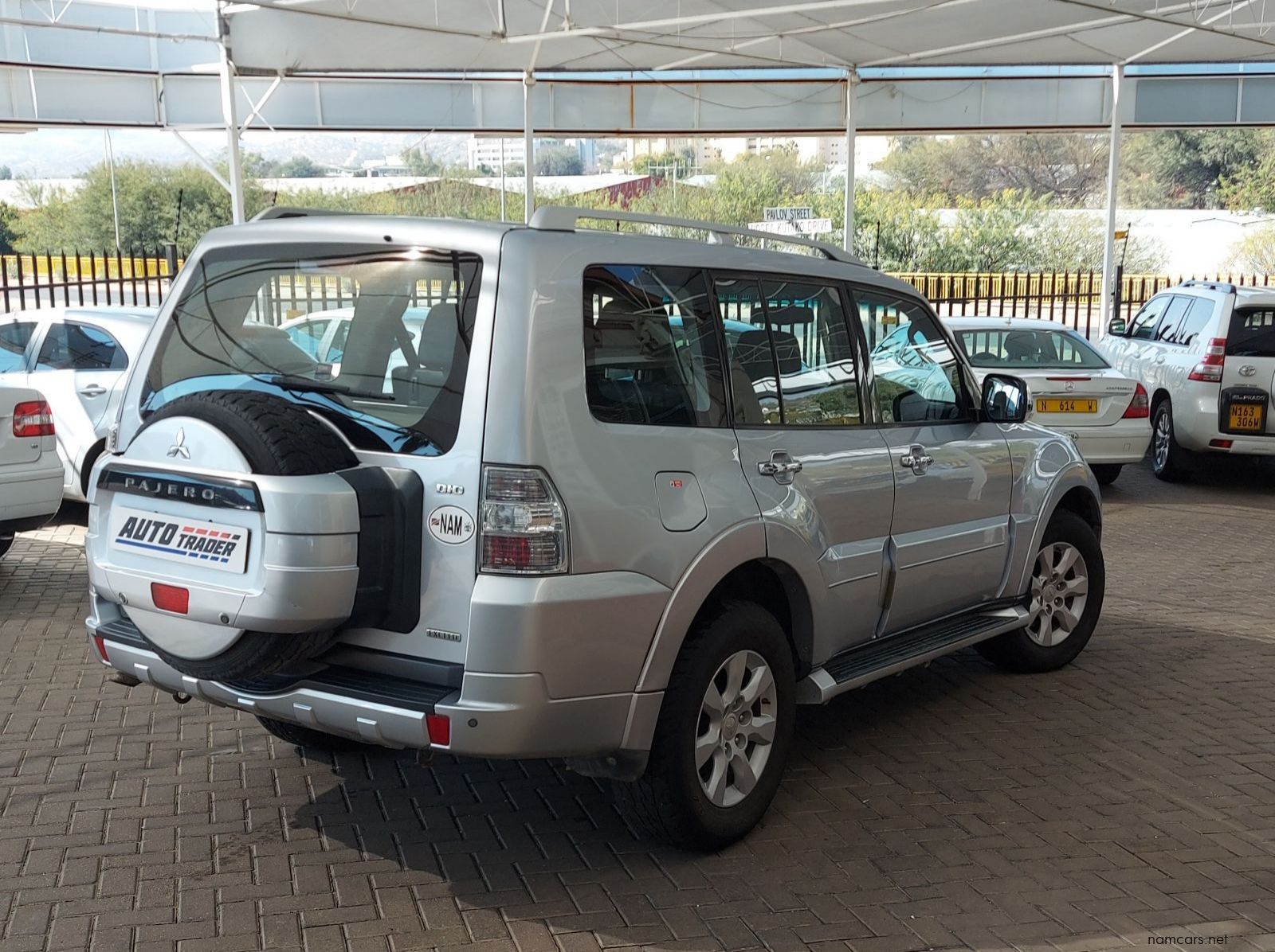 2011 Mitsubishi Pajero GLS pictures