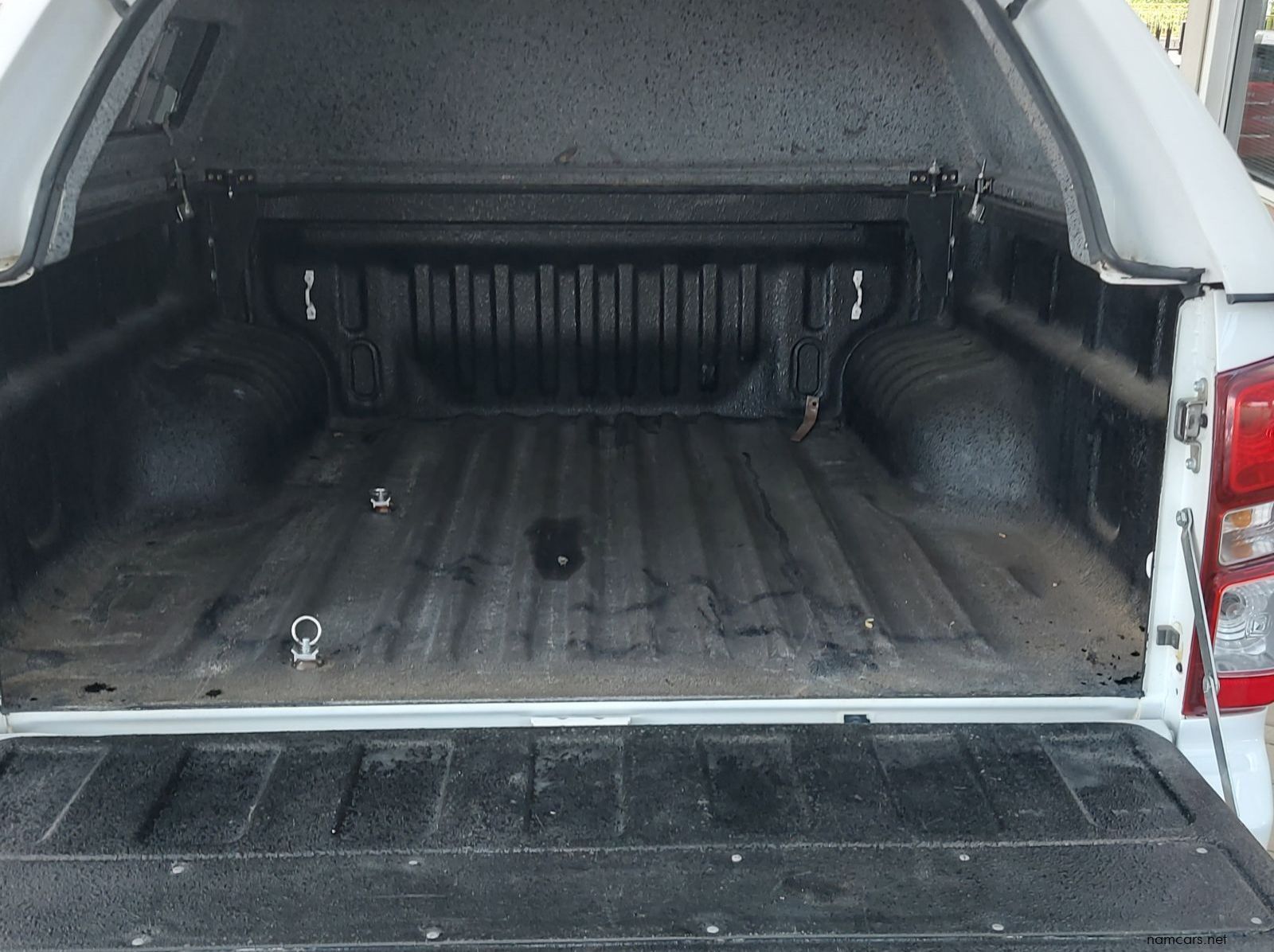 2022 Isuzu D-Max DDI LS pictures