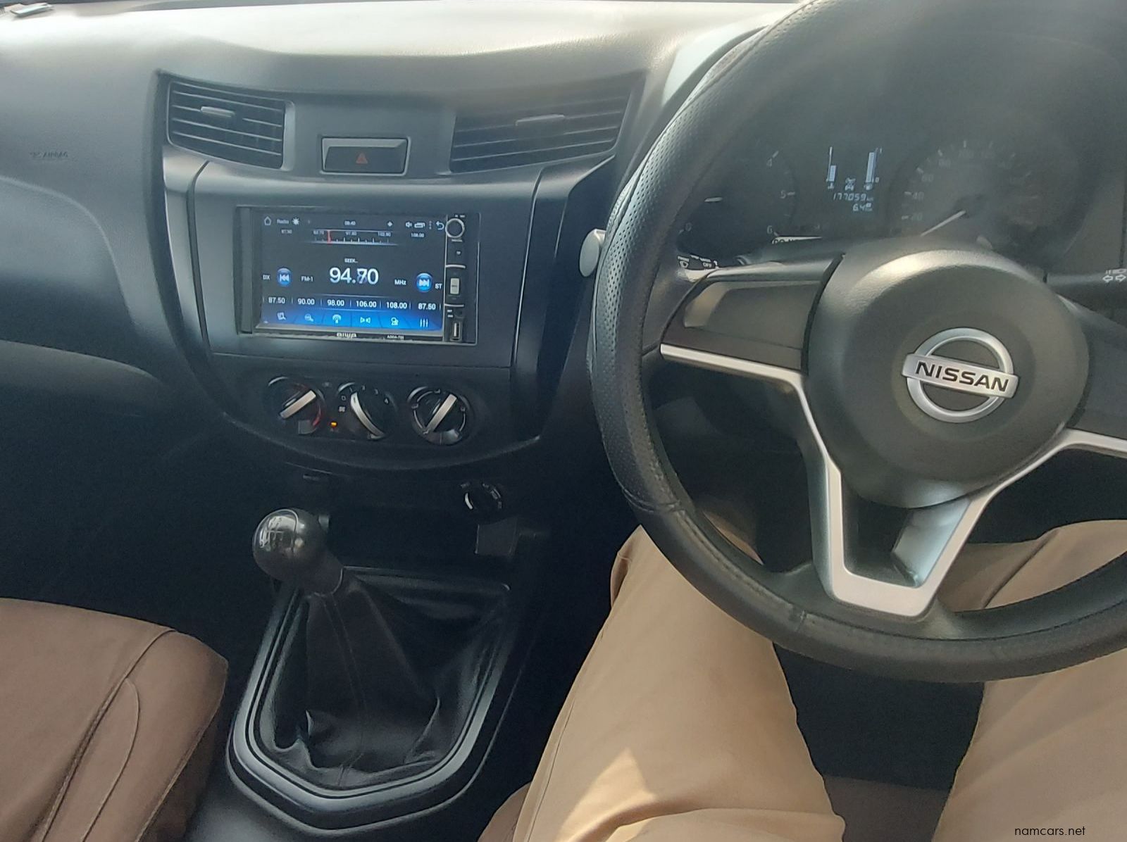 2022 Nissan Navara XE pictures