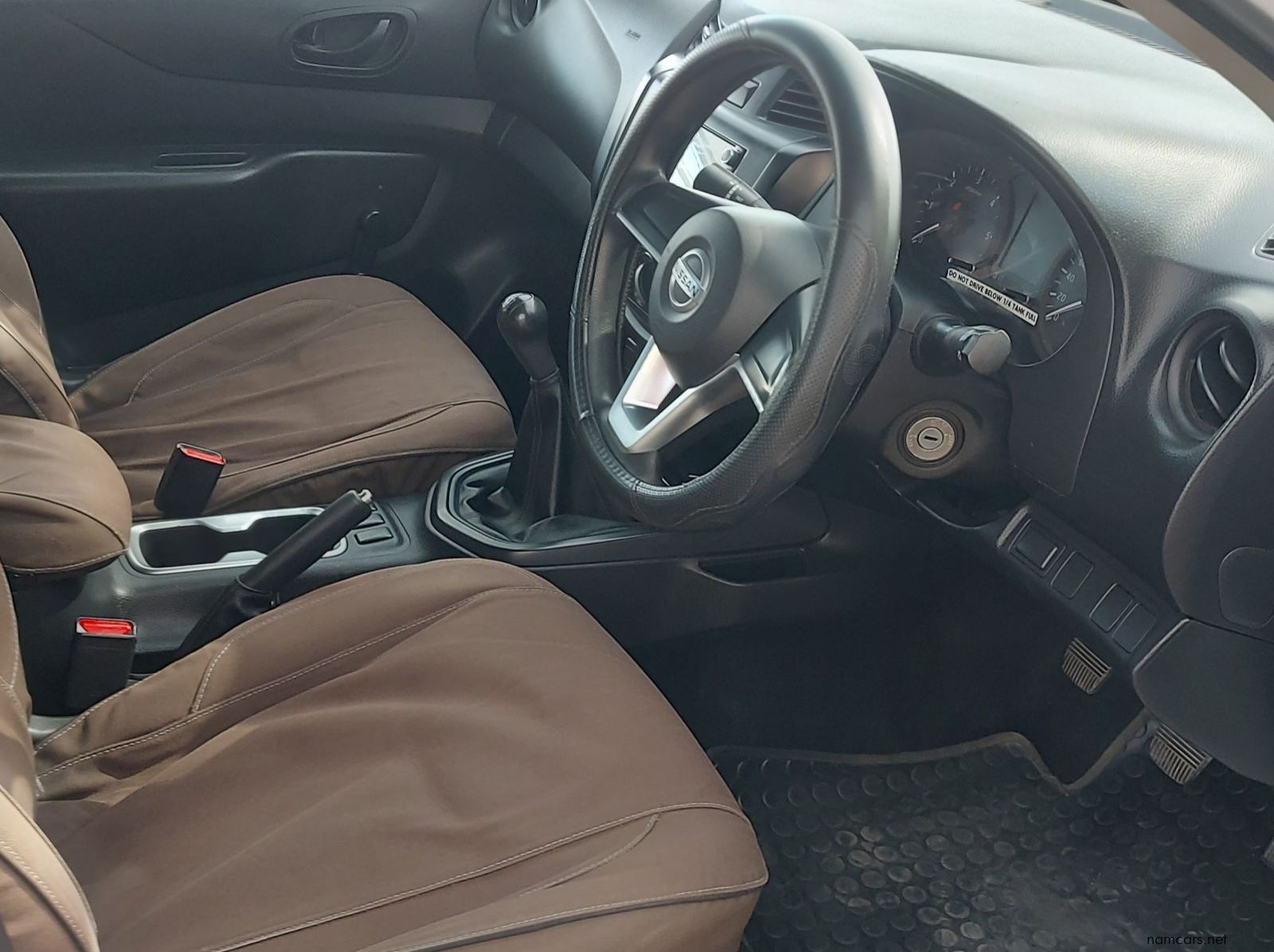 2022 Nissan Navara XE pictures