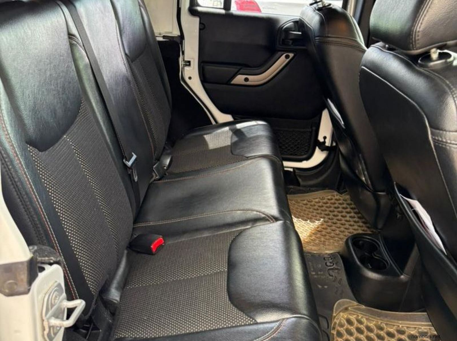 2016 Jeep Wrangler Unlimited Sahara V6 pictures