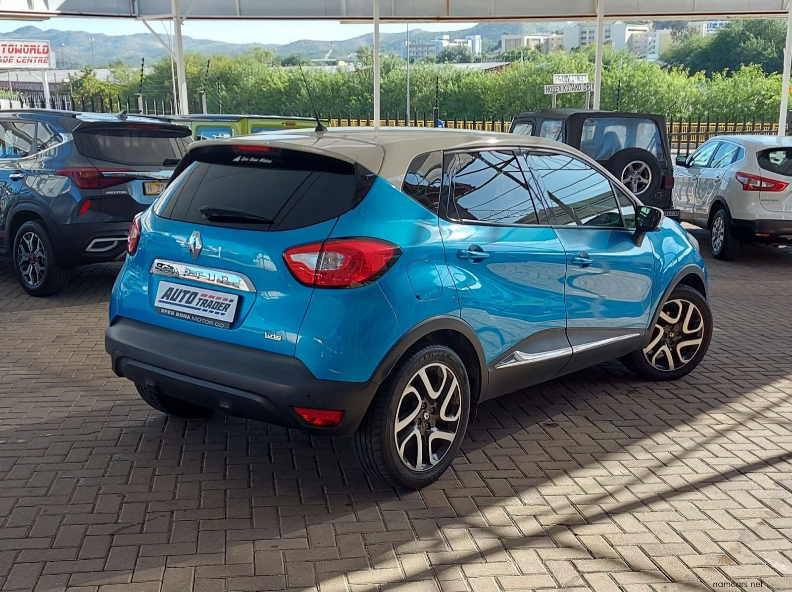 2015 Renault Captur Dynamique pictures