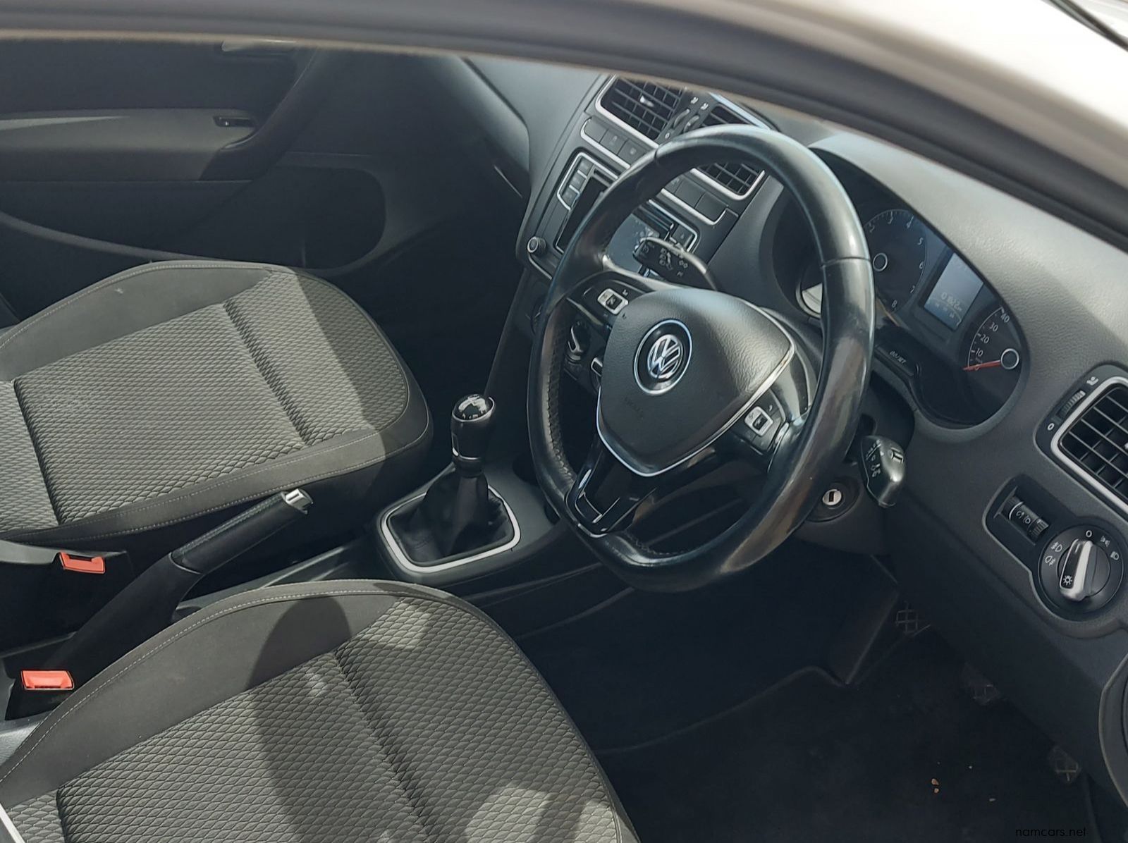 2016 Volkswagen Polo Comfortline pictures