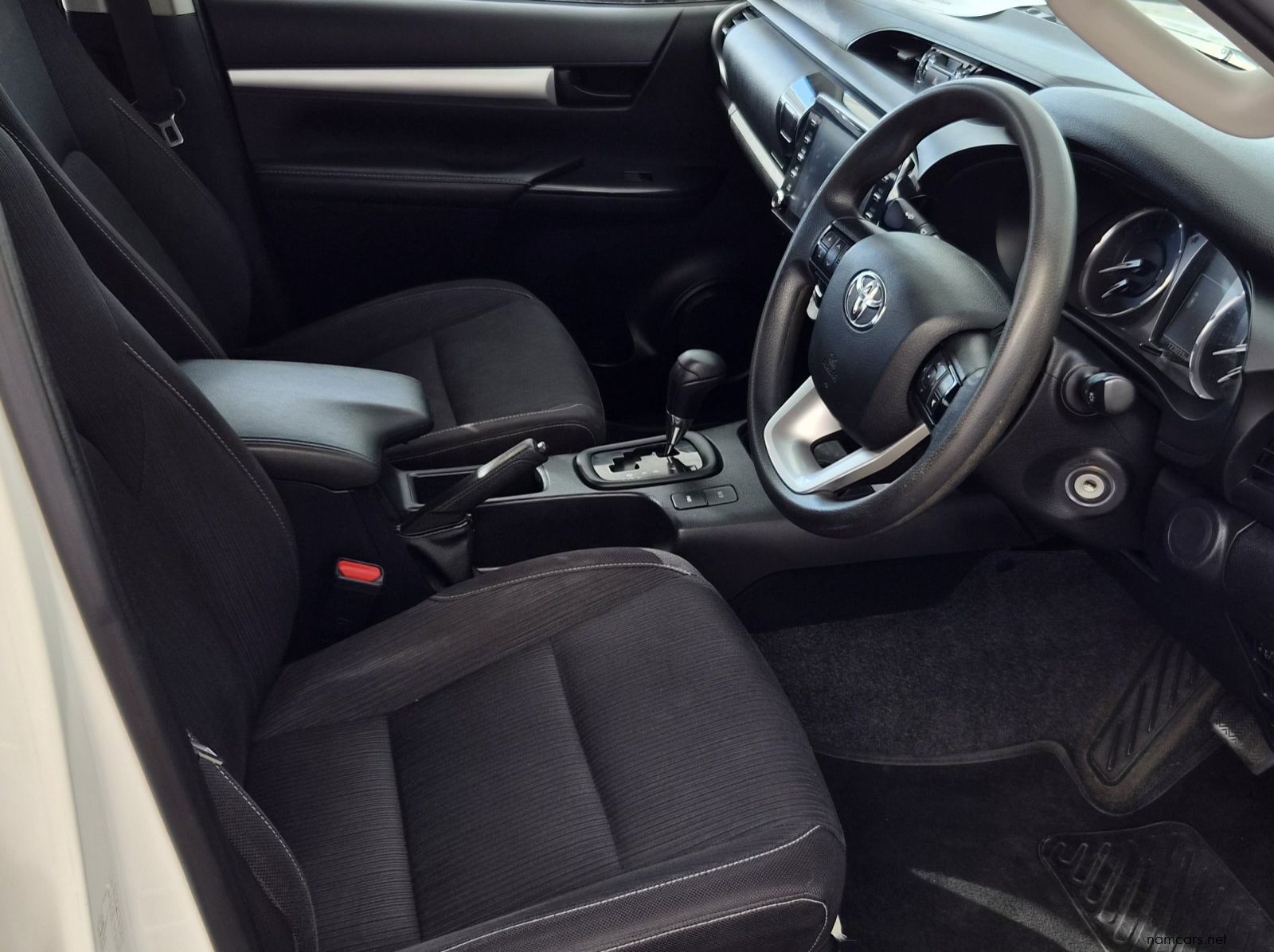 2023 Toyota Hilux GD-6 pictures