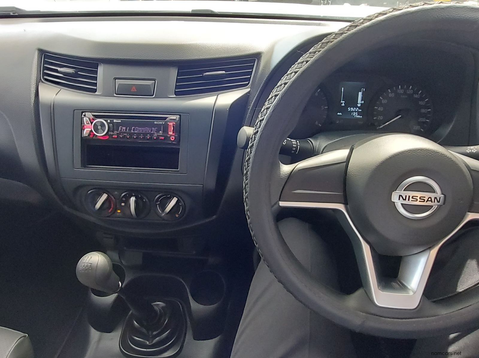 2024 Nissan Navara LE pictures