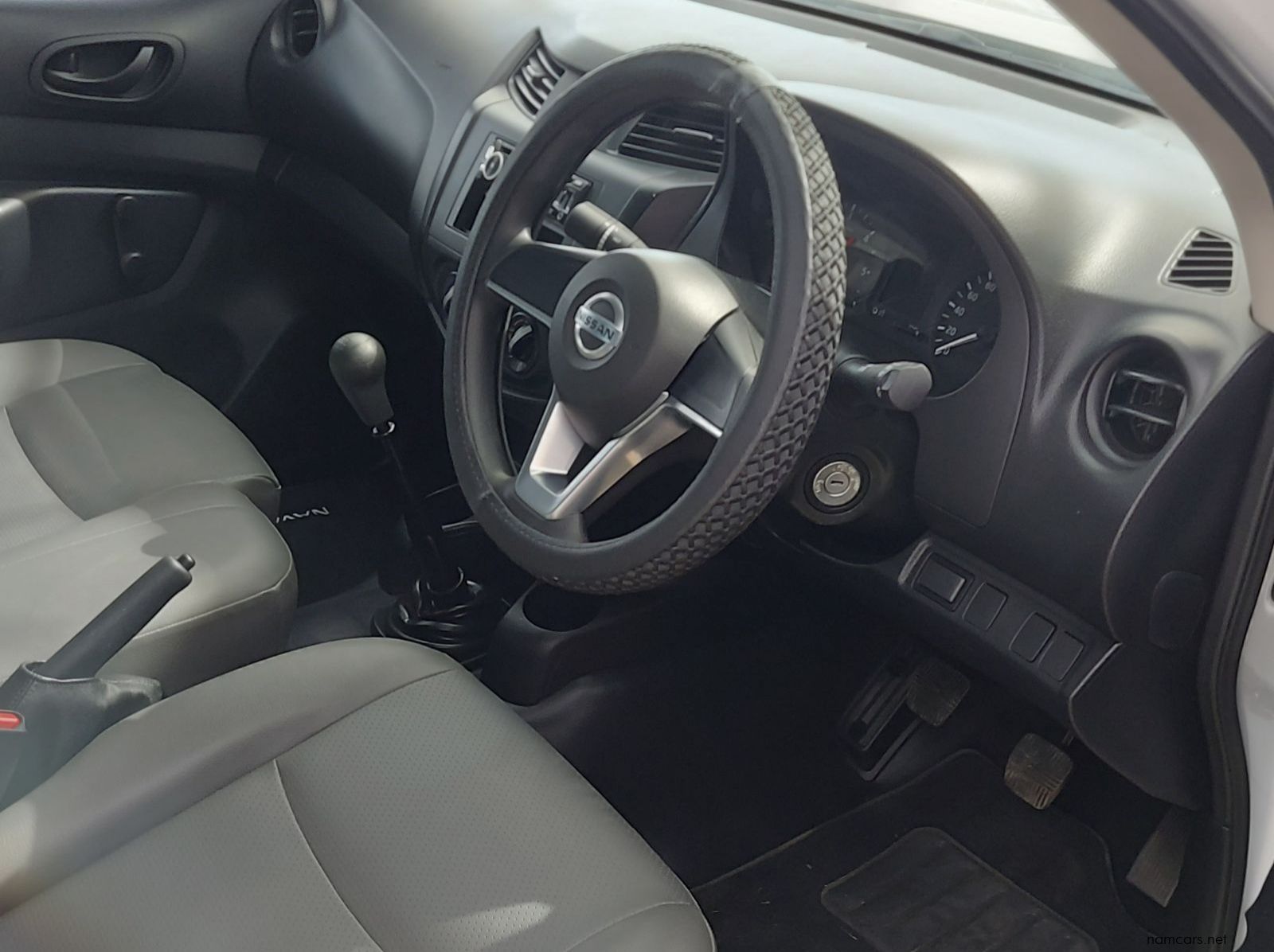 2024 Nissan Navara LE pictures