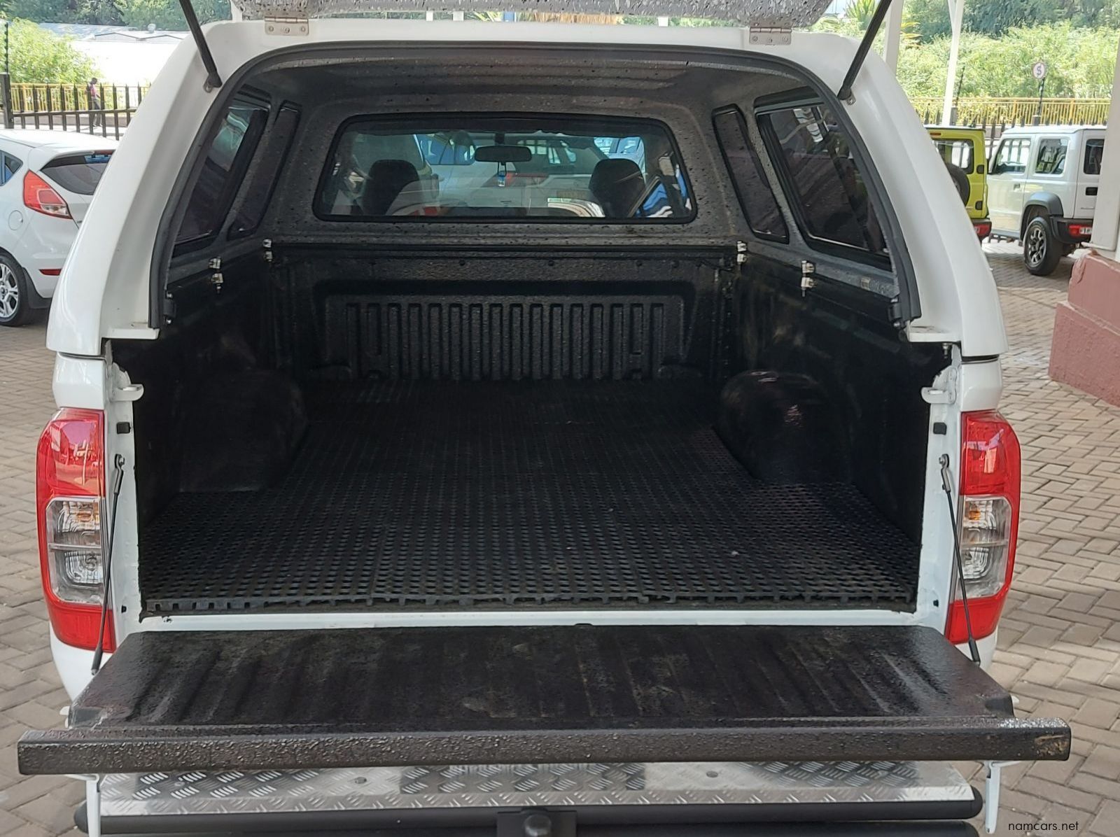 2024 Nissan Navara LE pictures