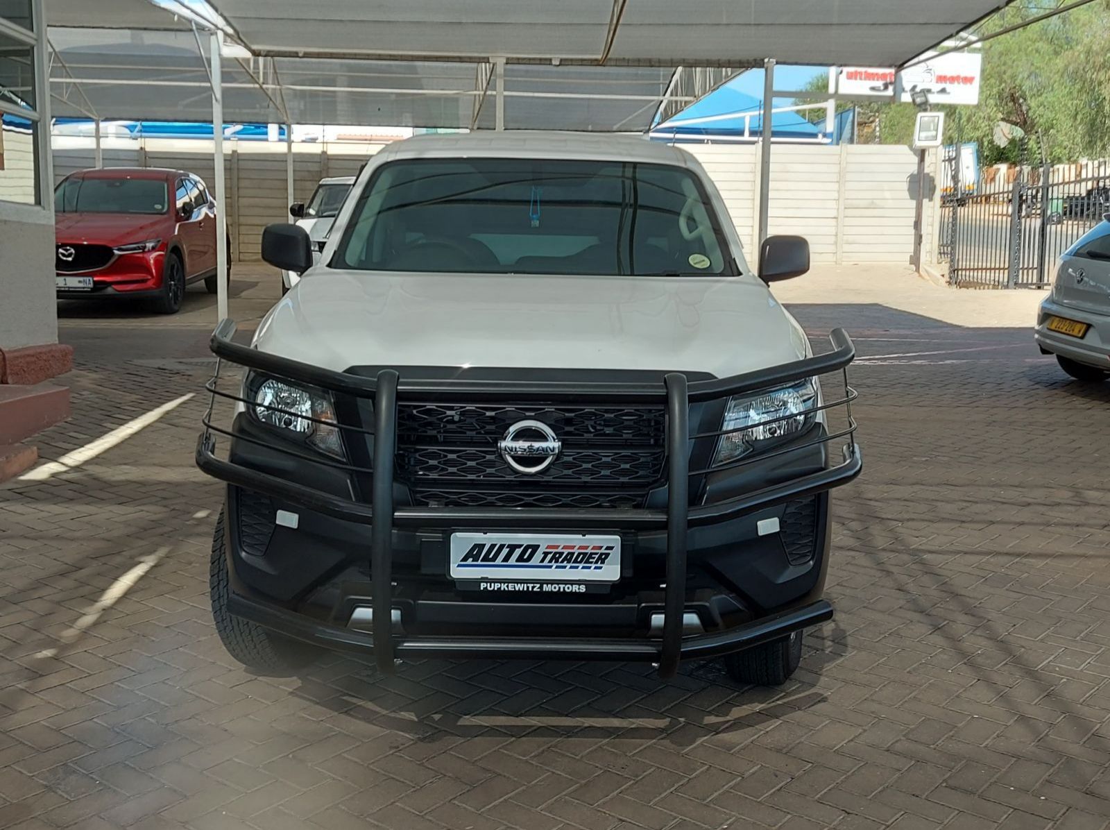 2024 Nissan Navara LE pictures