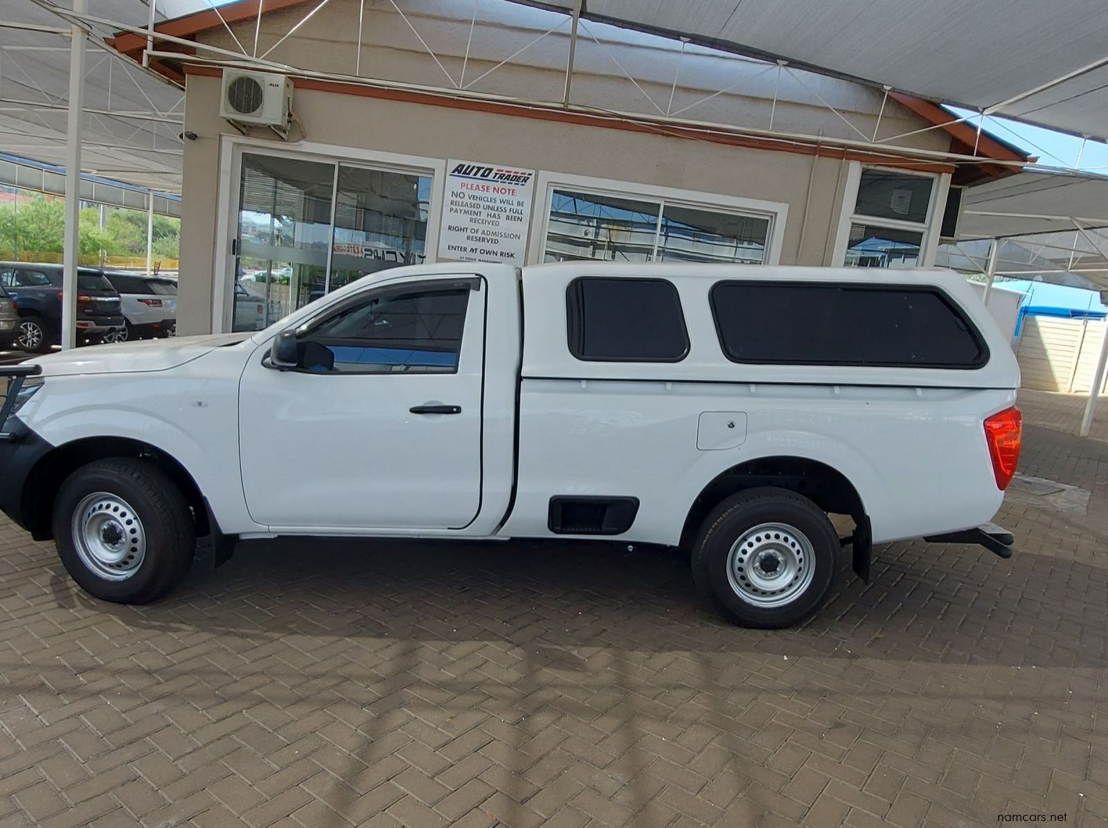 2024 Nissan Navara LE pictures