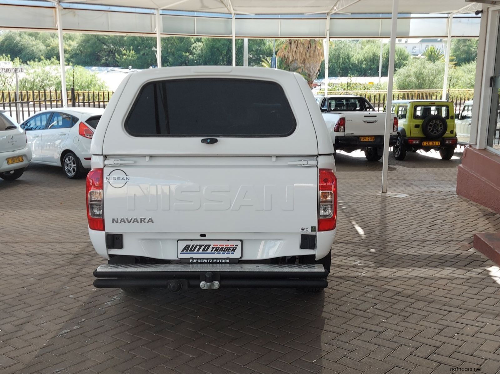 2024 Nissan Navara LE pictures