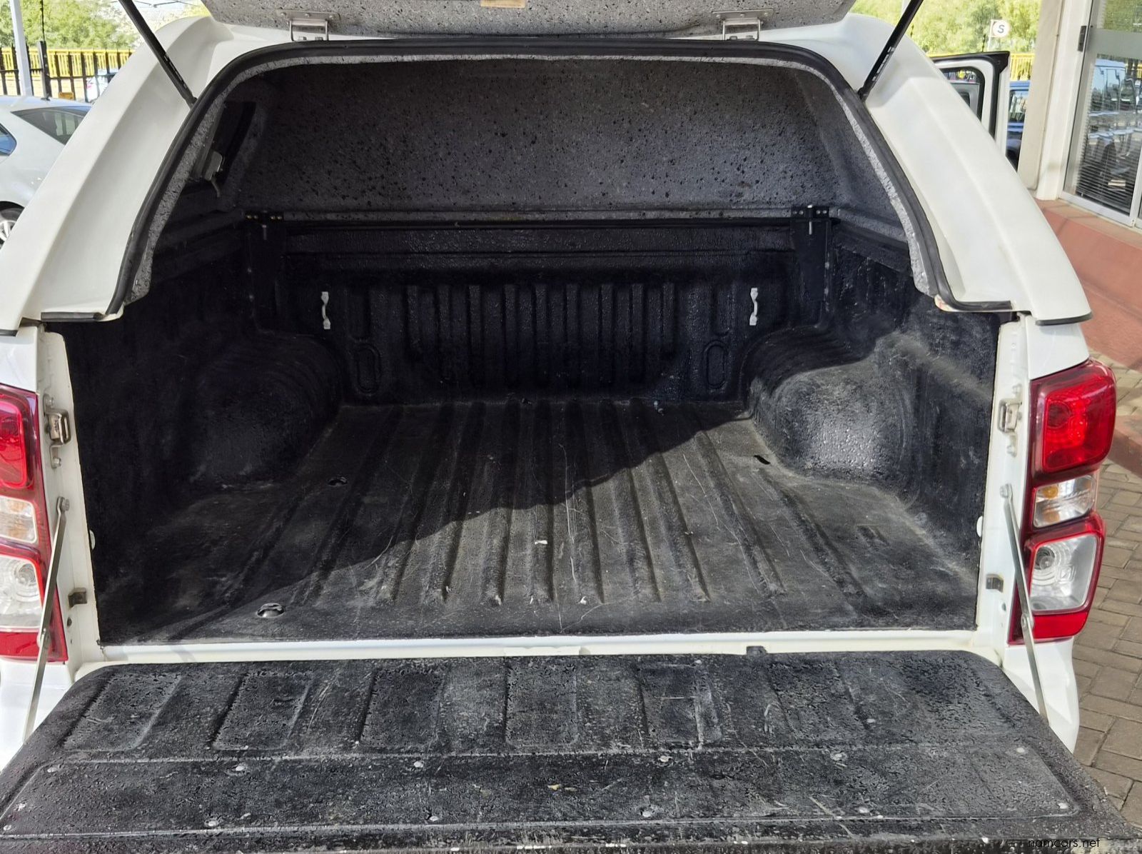 2022 Isuzu D-Max DDI LS pictures