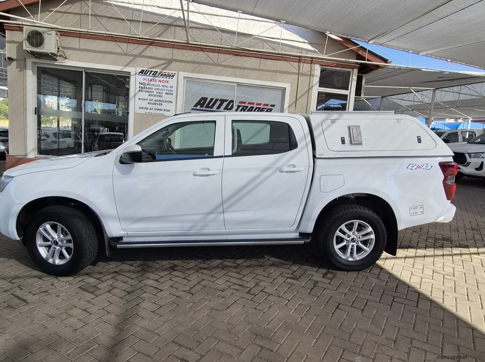2022 Isuzu D-Max DDI LS pictures