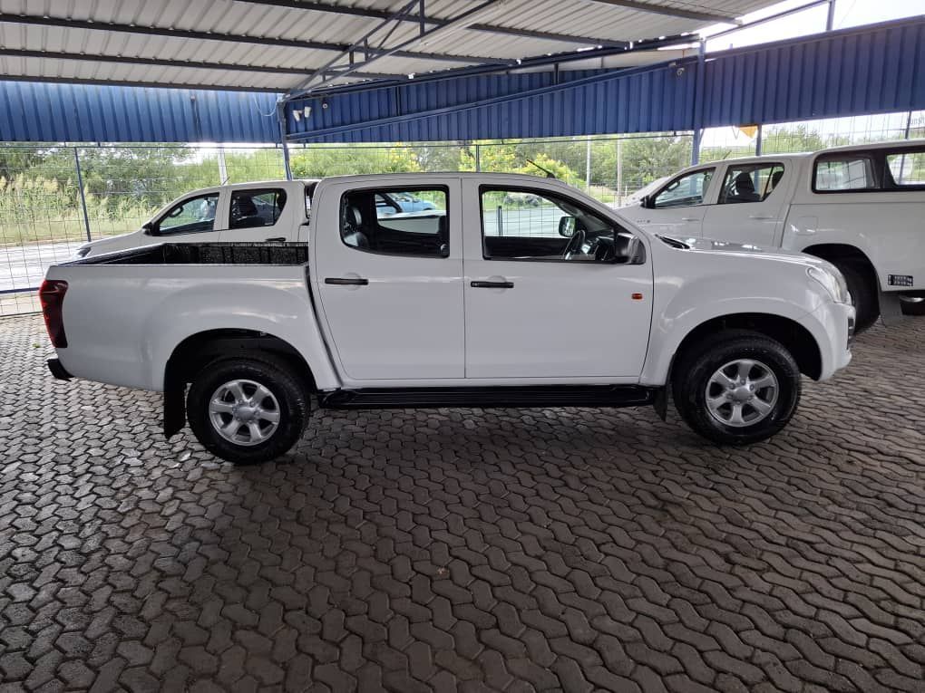 Isuzu KB250 D-TEQ D/CAB 4X4 MAN in Namibia