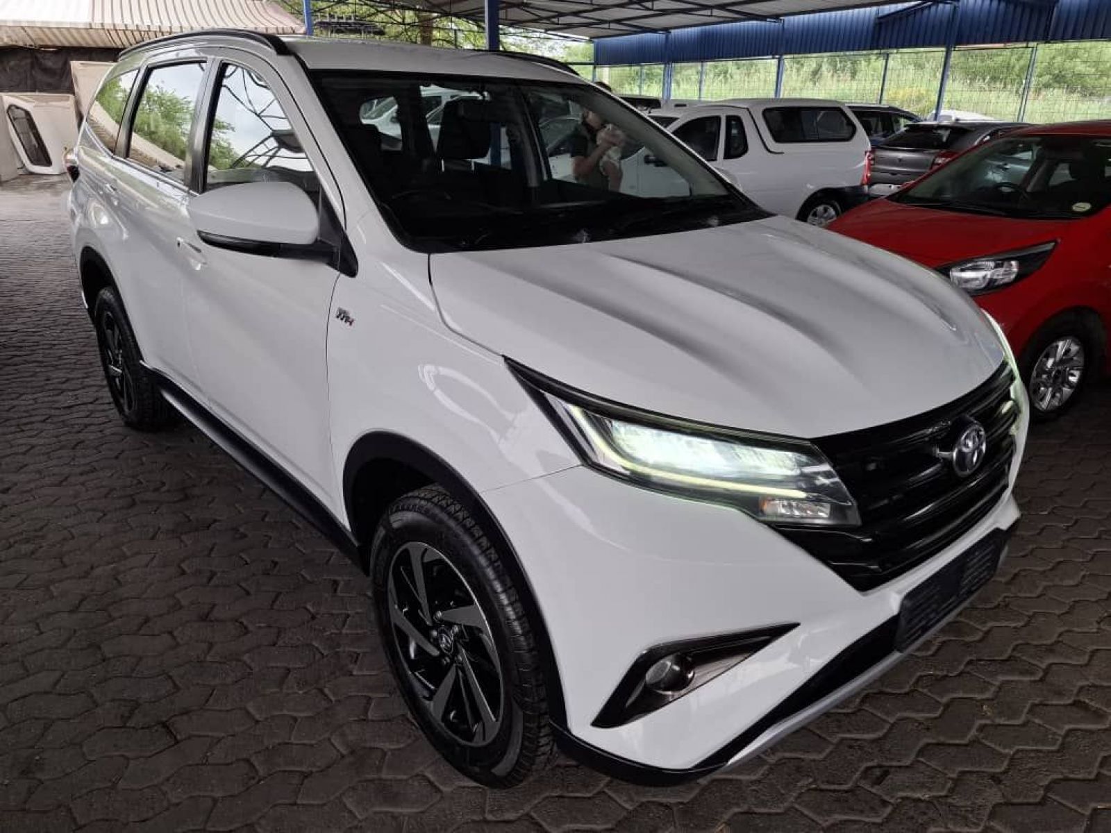 2018 Toyota RUSH 1.5 AUTO - 7 SEATER photo