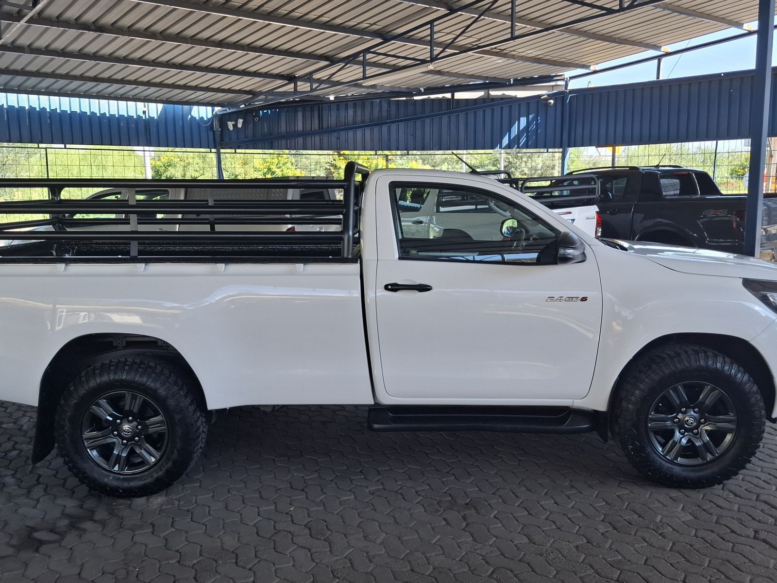 Toyota HILUX 2.4 RAIDER 4X4 S/CAB AUTO in Namibia