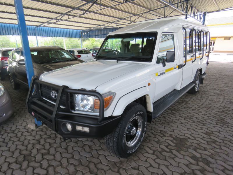 2017 Toyota LANDCRUISER 4,2 DIESEL TOURIST BUS photo